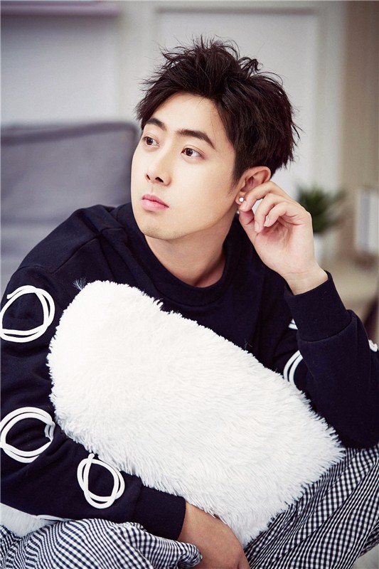 "爱笑一哥"肖旭曝光治愈系写真 深情文艺暖男范儿_明星_黑龙江网络广播电视台