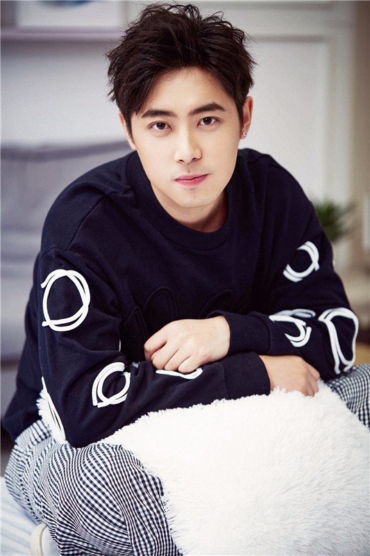 "爱笑一哥"肖旭曝光治愈系写真 深情文艺暖男范儿_明星_黑龙江网络广播电视台