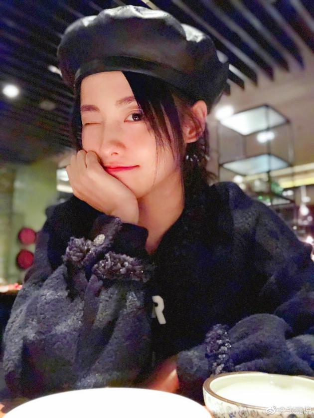 辣妈张嘉倪眨眼俏皮似少女 称吃火锅才是正经事