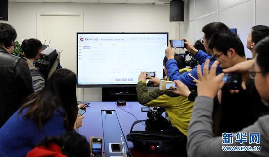 媒体记者在上海证券交易所的科创板上市审核中心会议室内观看上市审核系统操作流程演示（3月22日摄）。新华社记者 方喆 摄
