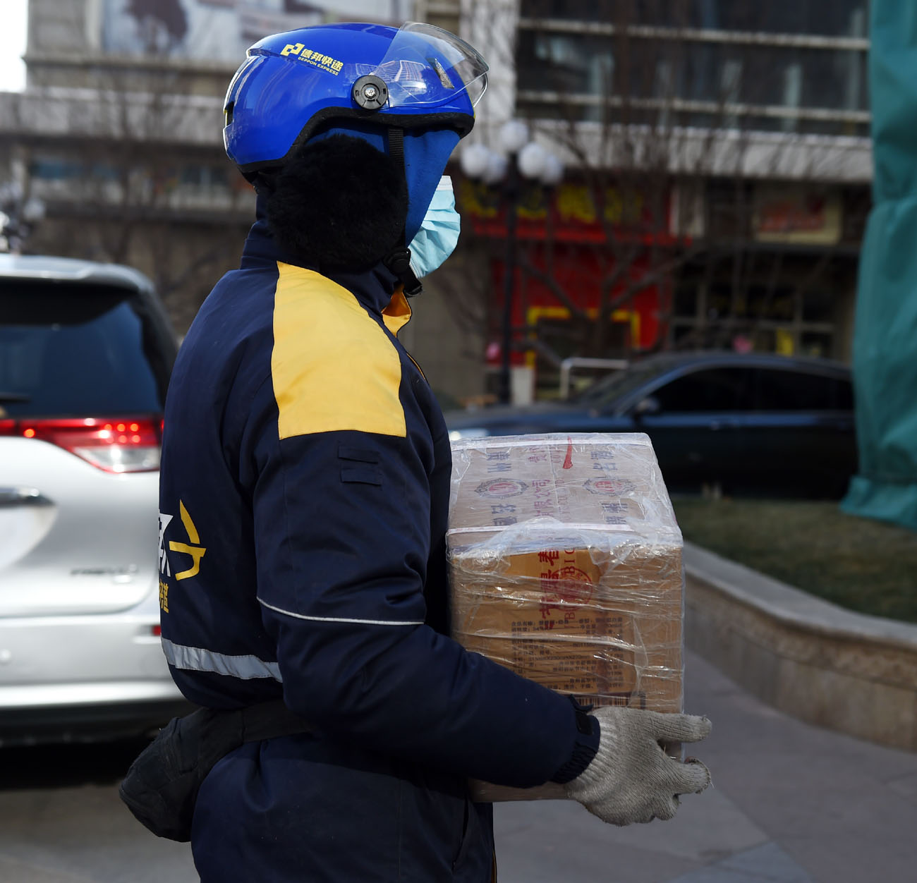 石家庄街头,快递小哥跑起来了!