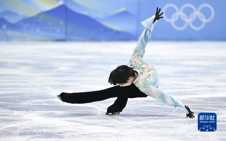 2月10日,日本选手羽生结弦在北京2022年冬奥会花样滑冰男子单人滑自由