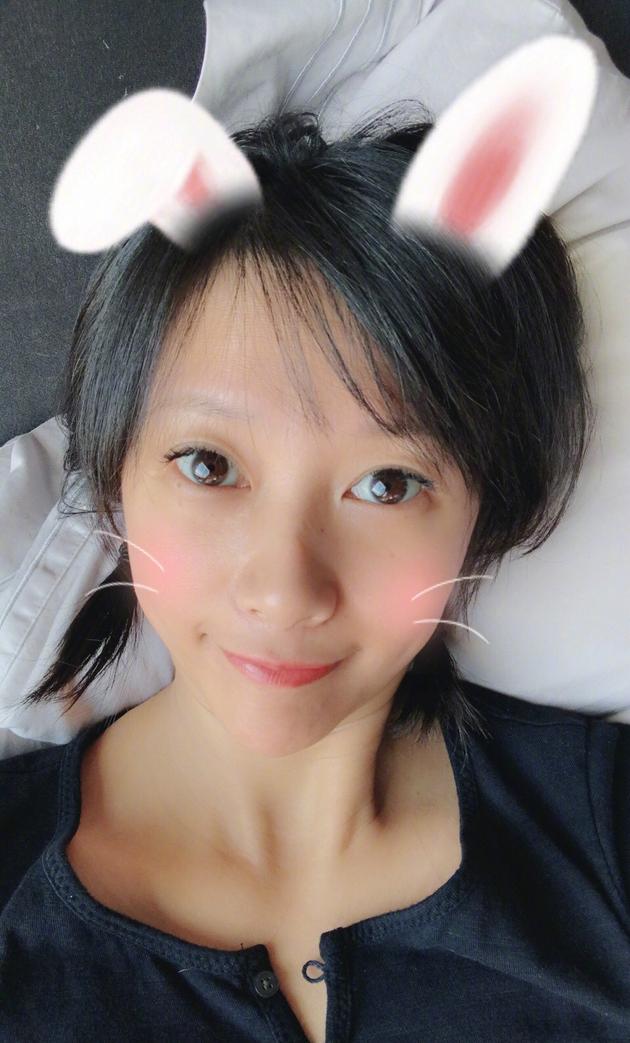 才女徐静蕾晒水墨山水画作品 色调清新文艺范十足