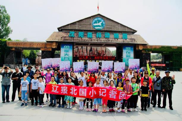 旅游达人在棋盘山山门合影 5月26日,来自陕西、山东、广西、内蒙古、黑龙江等全国不同地区的写作、摄影、绘画等专业特长的50名旅游达人相聚沈阳棋盘山风景区,开启网游随记 印象盛京沈阳微旅行第四站活动,北国网无人机摄制团队利用全景航拍技术拍摄到一幅幅美景图片。本次活动由沈阳市旅游委员会和辽宁报业传媒集团主办,全国重点新闻网站、辽宁日报北国网承办。 全国多地开启高温模式,这里的夏天却清爽宜人,微风一路相伴,仅一小时的车程,旅游达人们到达心心念念的旅游胜地沈阳棋盘山风景区。 棋盘山不仅有自然山水景色,在人