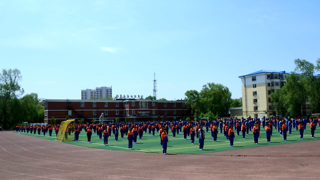 新闻 龙江 近日,牡丹江市东华小学500多名学生在操场进了书法操展演.