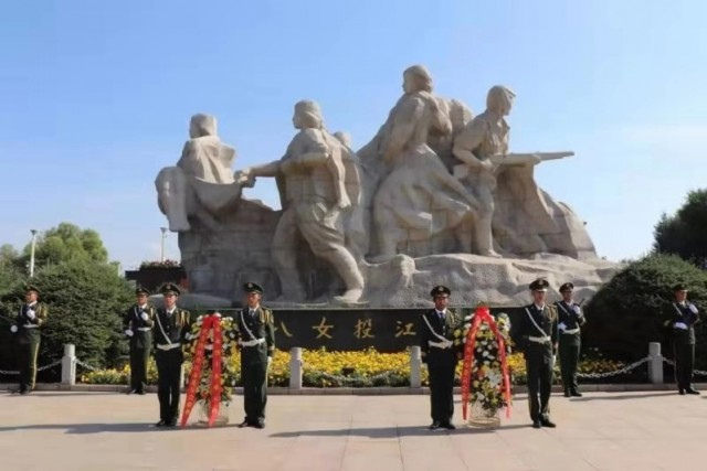 在牡丹江八女投江烈士群雕纪念广场,市委党校教师为团员青年讲述了八