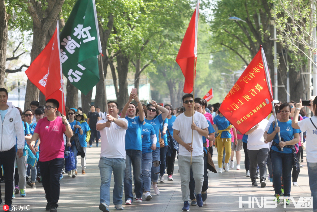 哈尔滨举行“万步有约”健走活动 吸引众多市民参加