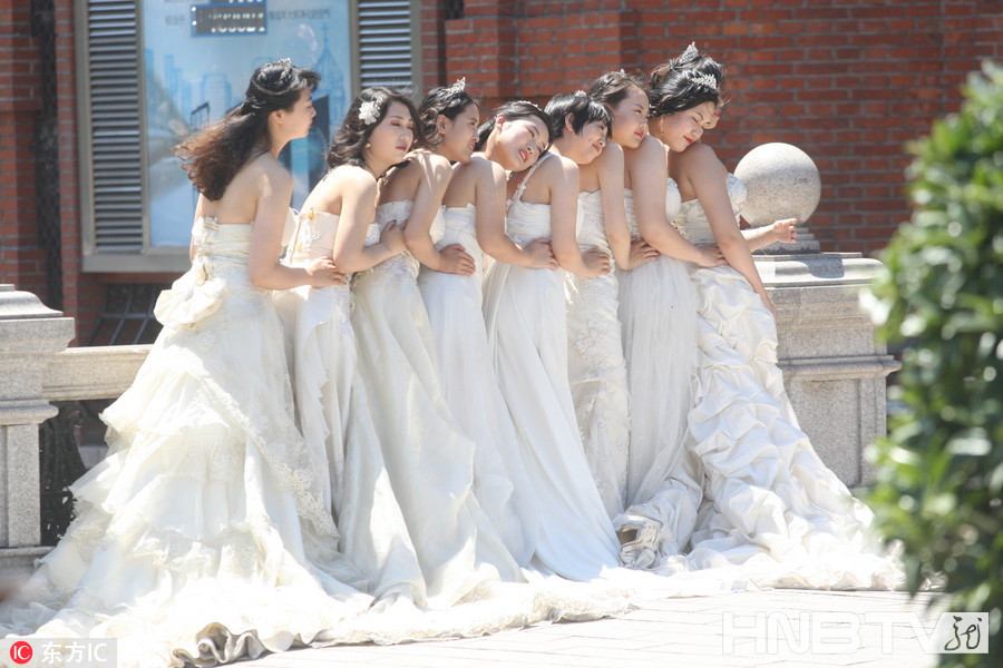 女大学生穿婚纱表白_表白二维码图片