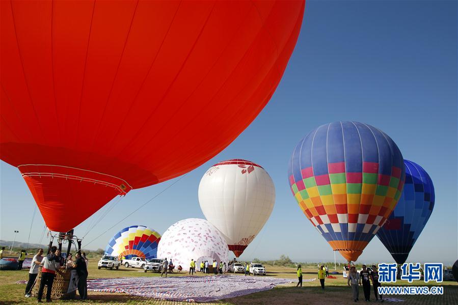 中国·宁夏（灵武）热气球节自由飞行试飞活动举行