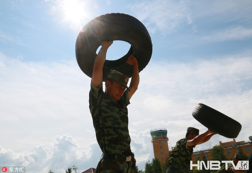 黑龙江：全民健身日 看军营型男秀肌肉群（组图）