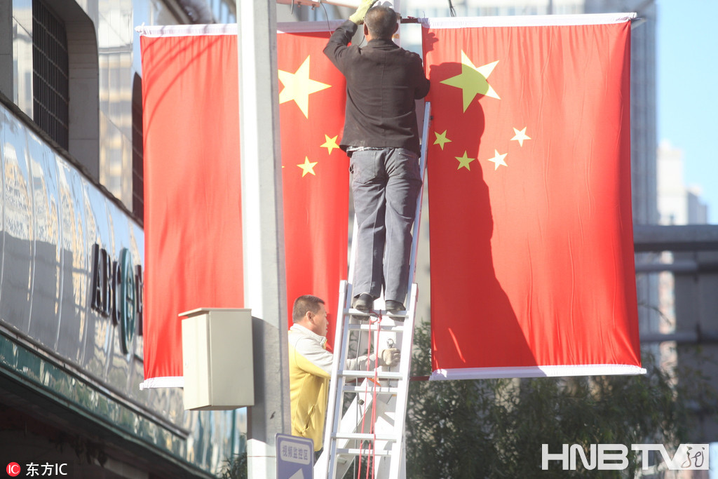 哈尔滨街边处处悬挂五星红旗 迎接国庆节的到来（组图）