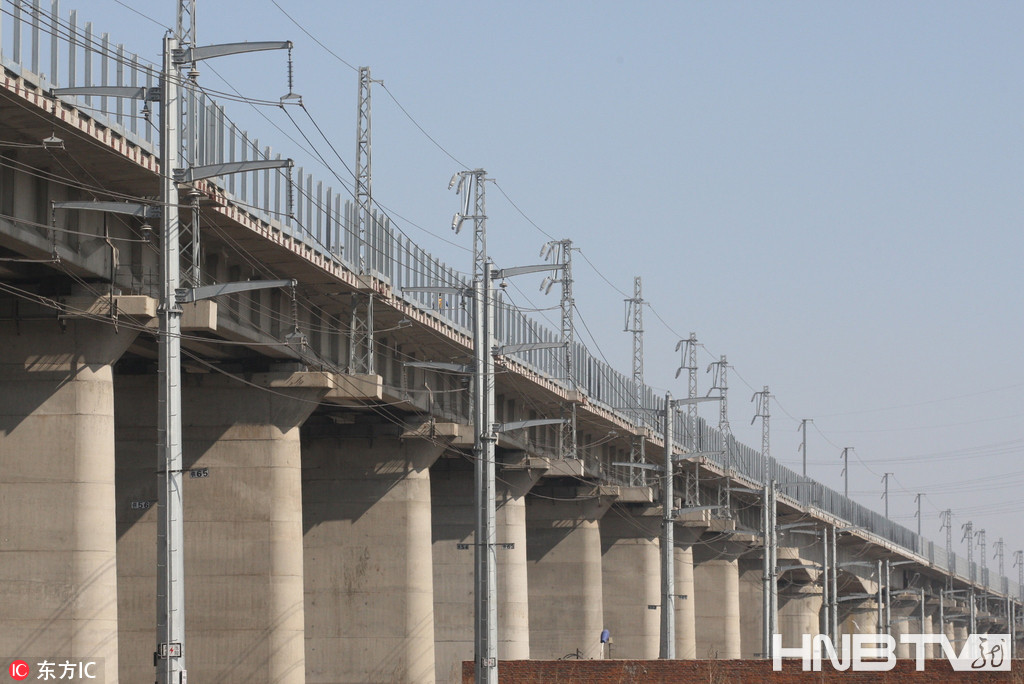 哈佳铁路哈尔滨特大桥电气化设施已完装（组图）