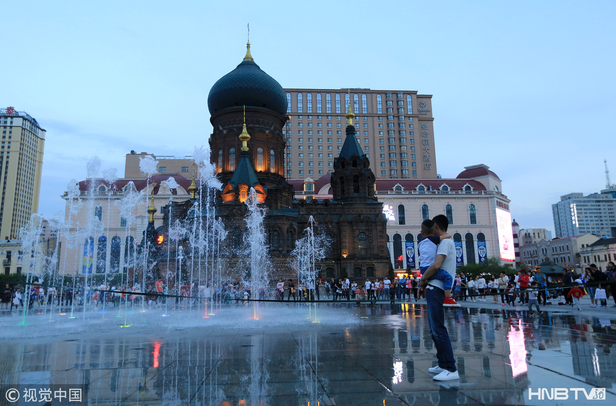 哈尔滨索菲亚广场喷泉开放 给城市带来清凉（组图）