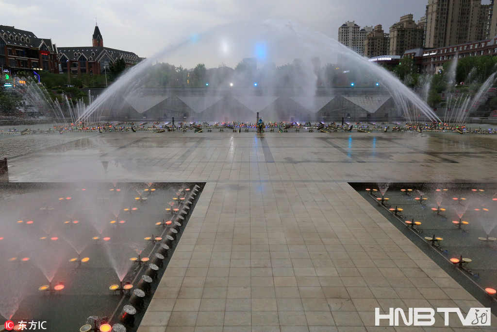 哈尔滨音乐谷喷泉试喷场面壮观 预计12日正式开放（组图）