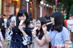 哈尔滨气温连续超过30度 姑娘穿夏装吃冷饮享清凉