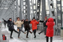 哈尔滨迎下雪天 游客扎堆与地标建筑合影（组图）