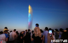 哈尔滨160米高江上移动喷泉正式喷放 七彩光柱耀眼夺目（组图）