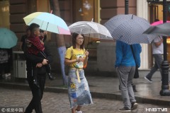 哈尔滨迎来降雨天气  气温下降市民穿秋装出行（组图）