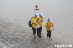 哈尔滨“黄衣”志愿者义务捡拾江畔垃圾（组图）