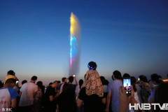 哈尔滨160米高江上移动喷泉正式喷放 七彩光柱耀眼夺目（组图）