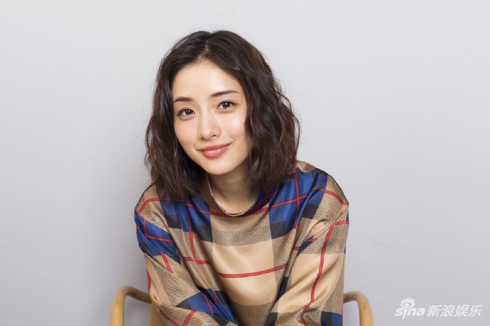 石原里美短发造型笑对镜头气质温婉超迷人