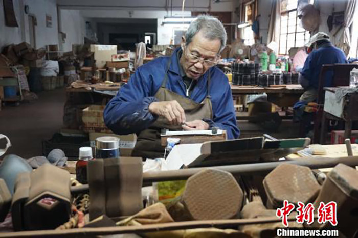 資料圖為無錫梅村一家二胡工坊中，老手藝人正在打磨制作二胡的零部件?！O權 攝