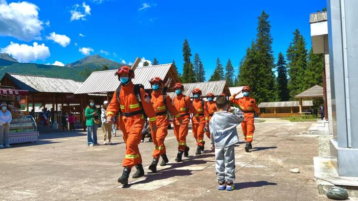 新疆森林消防总队阿勒泰支队白哈巴驻防分队在林区执勤 阿勒泰森林消防大队王恒辉摄