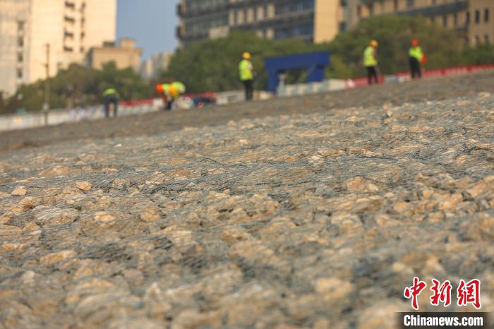 9月28日，長江九江城防堤段崩岸治理現場，一些工人在護坡上作業?！⒘?攝