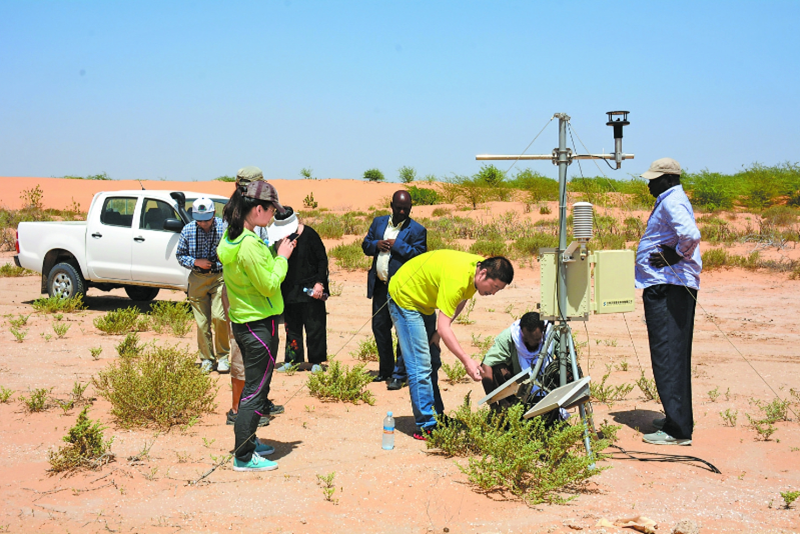 当地时间2019年3月5日，中国科学院新疆生态与地理研究所防沙治沙团队工作人员在毛里塔尼亚架设自动气象站。