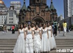 太洋气！哈尔滨圣索菲亚大教堂美女帅哥毕业生拍“婚纱毕业照”  