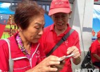 哈尔滨现老年志愿队伍为游客引路 最大年龄90多岁（组图）