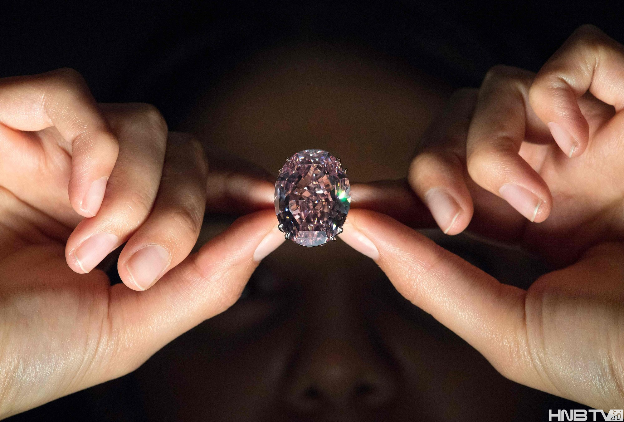 世界最贵“粉红之星”钻石亮相 估价超6千万美元