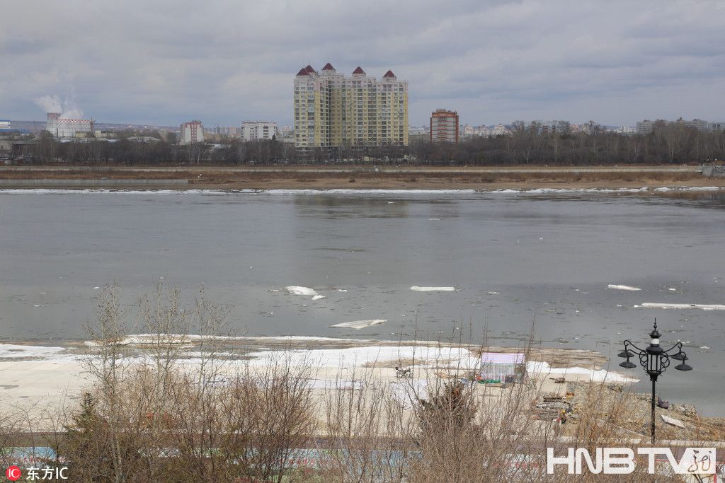 黑龙江黑河段大面积融化开始进入春季流冰期