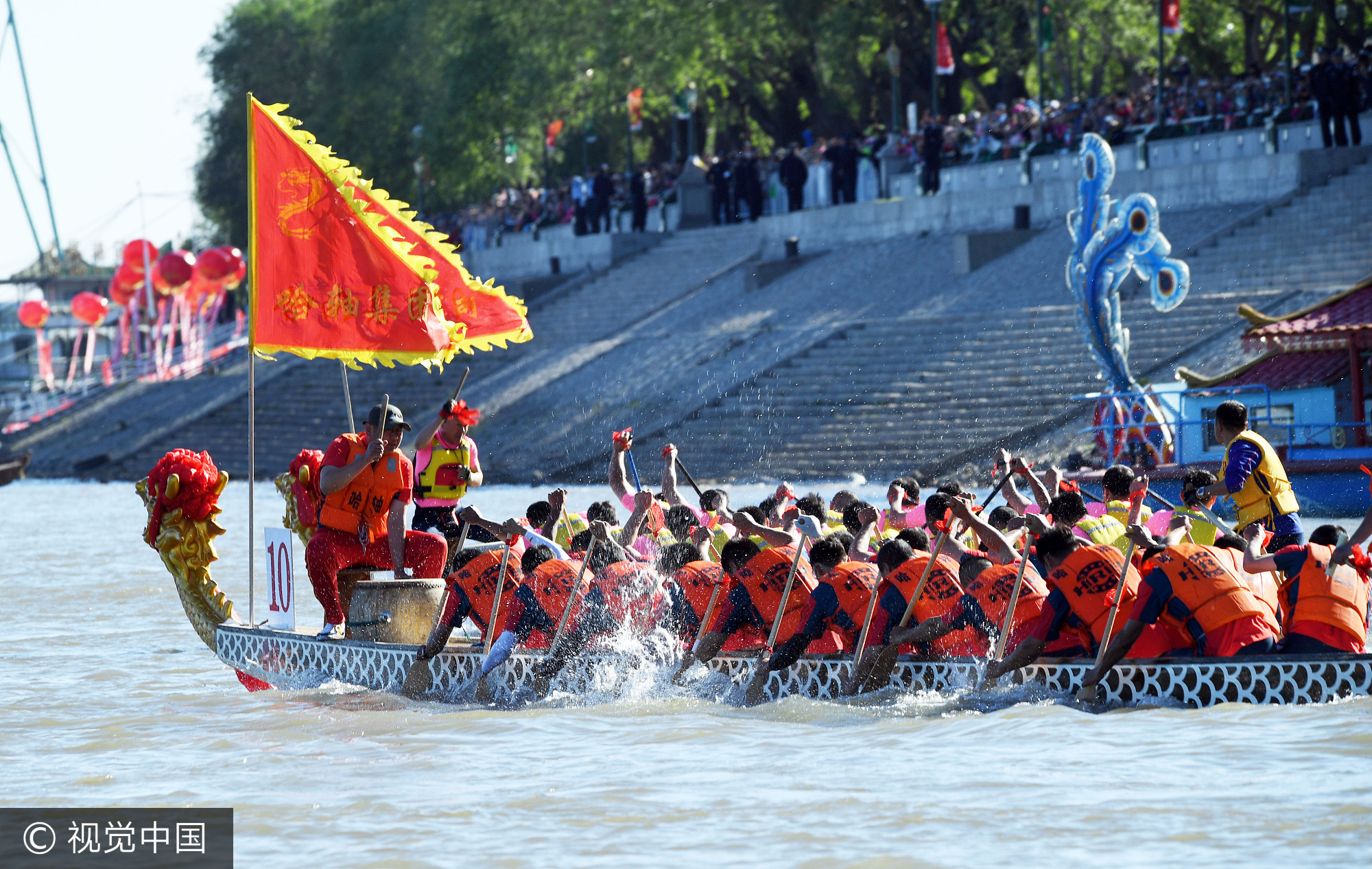 哈尔滨端午节万名市民松花江上观看龙舟和帆船、赛艇表演