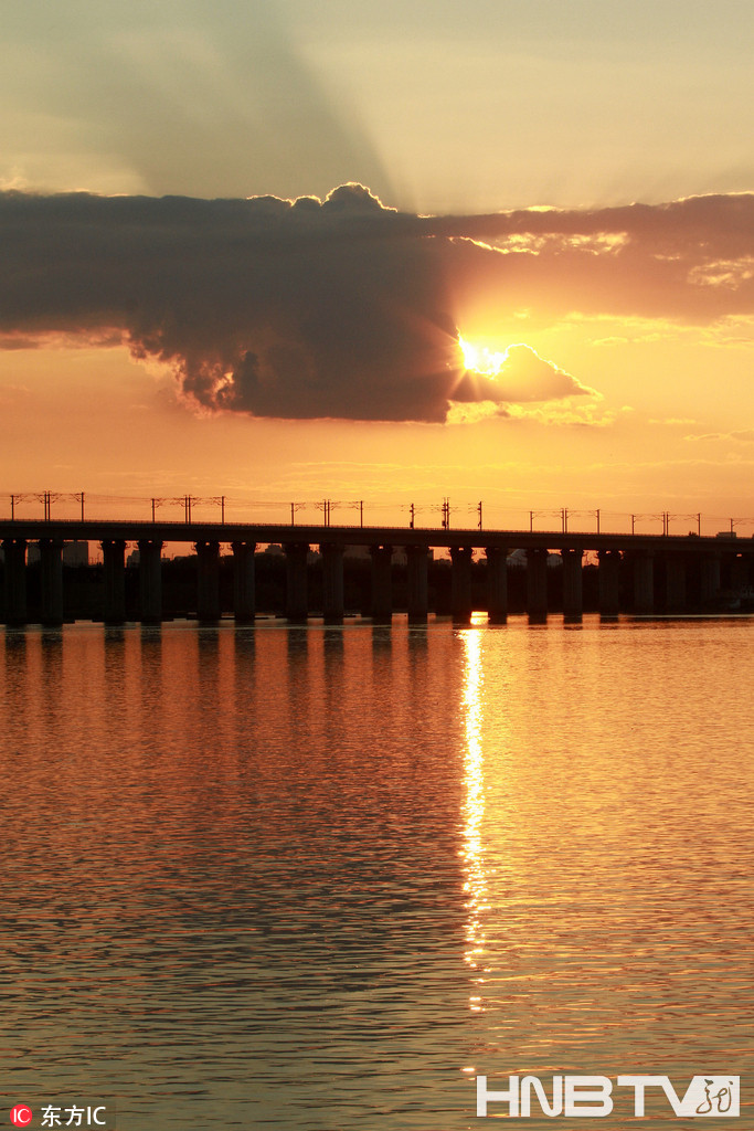 哈尔滨：夕阳把松花江涂成金色 好天气里市民江边漫步