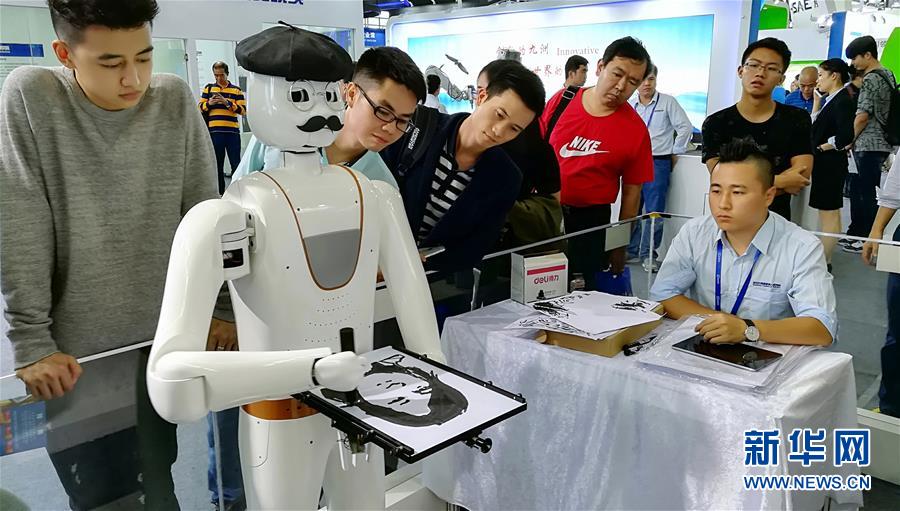 第十九届中国国际高新技术成果交易会现会画人像的机器人（组图）