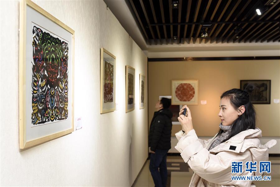 内蒙古举办首届青少年剪纸作品展