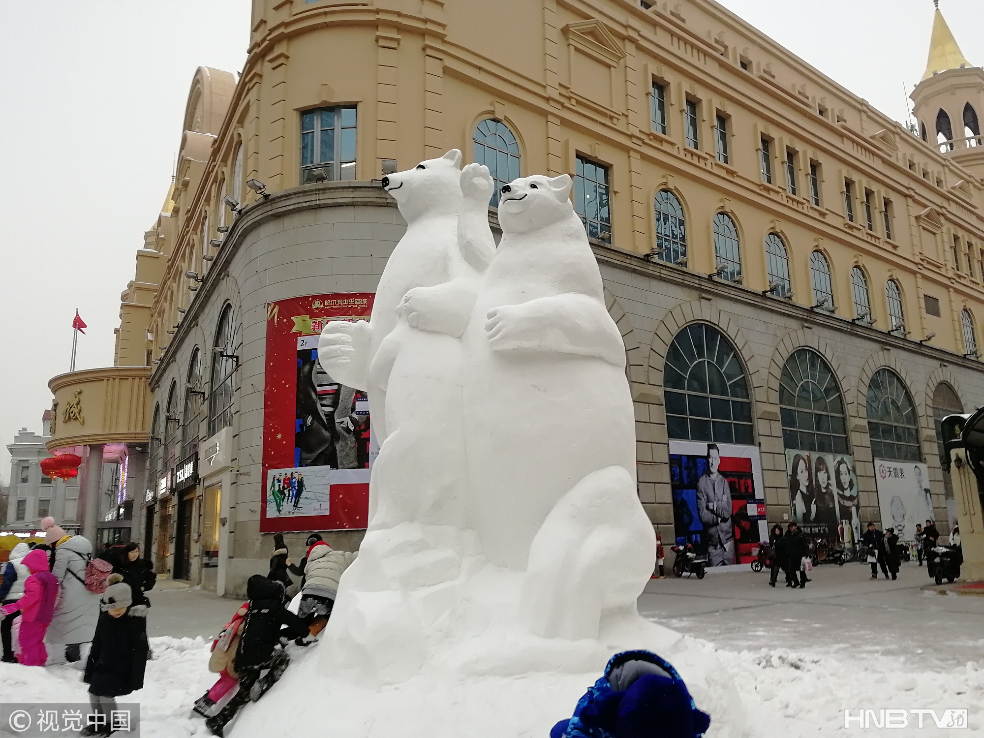 哈尔滨百年老街又添新雪雕 吸引众多游客观赏（组图）