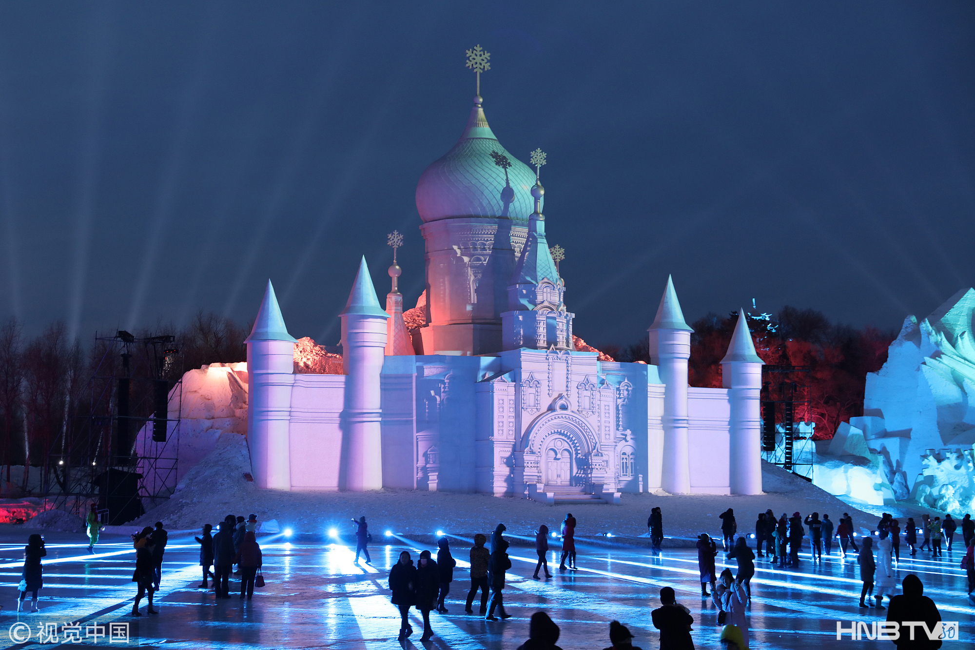 哈尔滨雪博会裸眼3D灯光秀 打造梦幻雪城堡