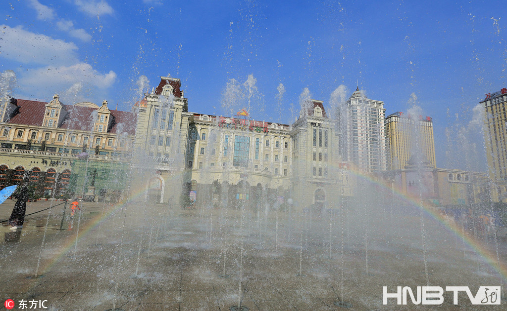  哈尔滨索菲亚教堂前喷泉现彩虹 游客享受夏日清凉（组图） 