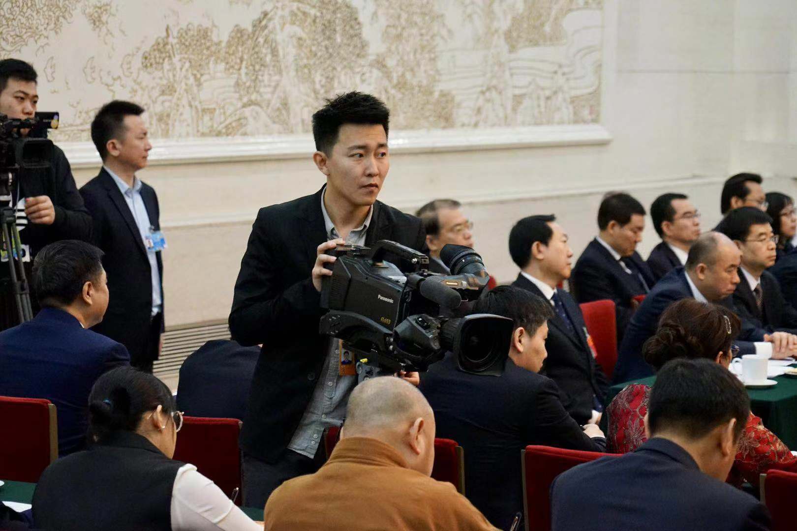 黑龙江代表团全体会议向媒体开放（组图一）