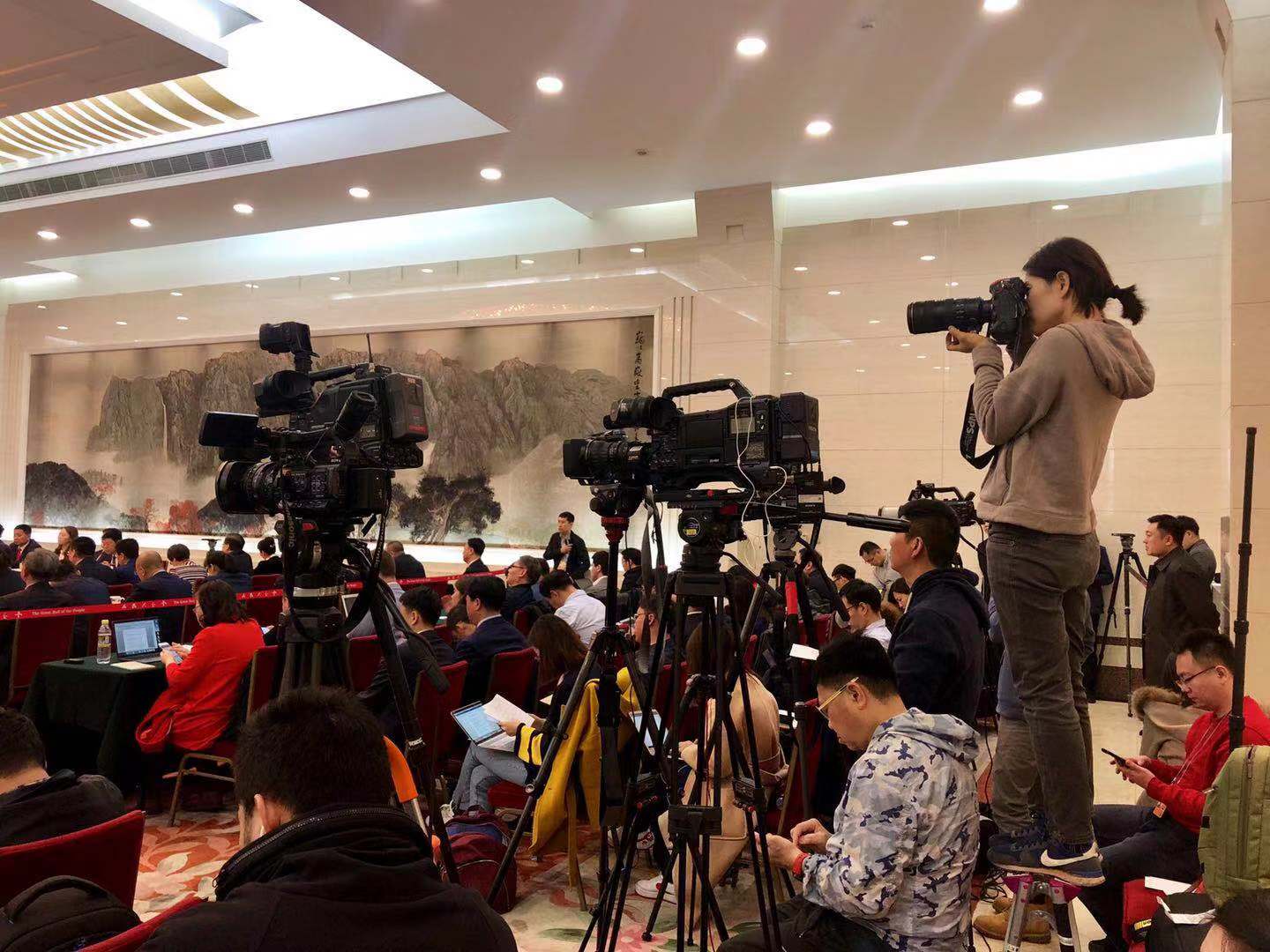 黑龙江代表团全体会议向媒体开放（组图二）
