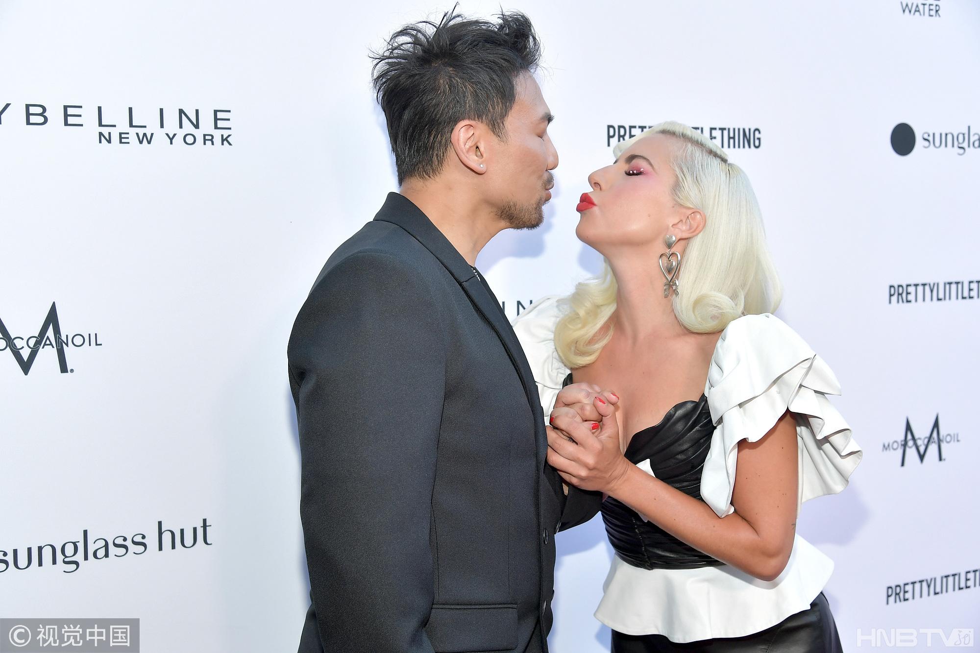  Lady Gaga恢复单身穿女仆装献吻造型师 