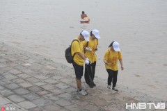 哈尔滨“黄衣”志愿者义务捡拾江畔垃圾（组图）