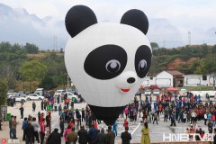 萌翻了！大熊猫热气球俏皮可爱引村民围观 