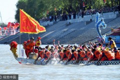 哈尔滨端午节万名市民松花江上观看龙舟和帆船、赛艇表演