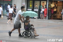 哈尔滨小伙为老人撑伞自己被淋湿（组图）