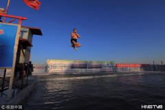 哈尔滨：十米深航道破冰开游 中国最冷晨泳池入冬首秀（组图）