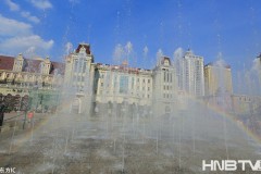  哈尔滨索菲亚教堂前喷泉现彩虹 游客享受夏日清凉（组图） 